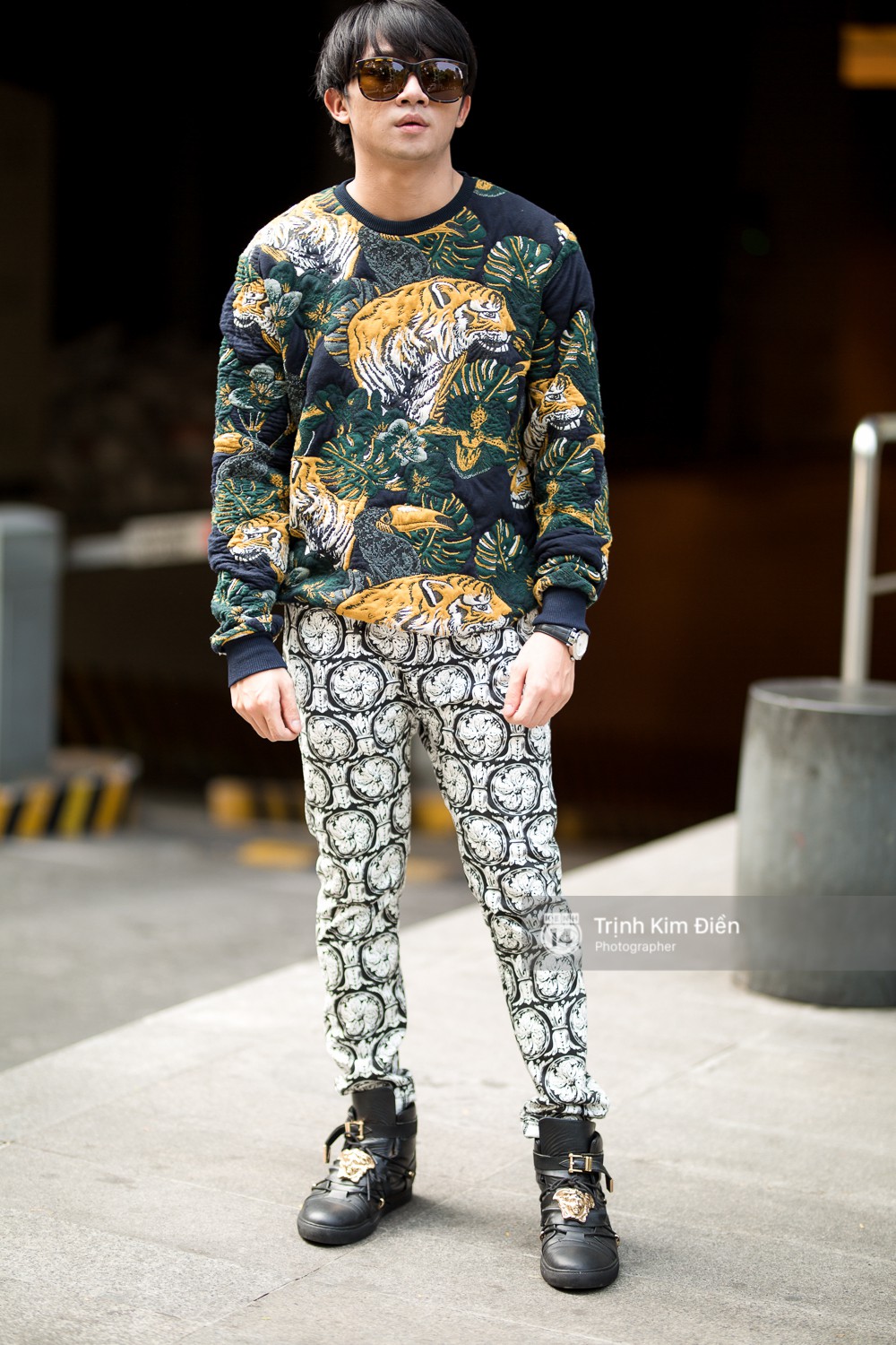 Street style VIFW ngày 2: Đồ lưới, shorts, giày cao gót được... phái nam tận dụng triệt để